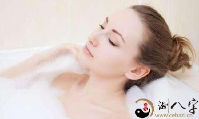 梦见别人在浑水里洗澡