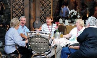 梦见和一群人聊天