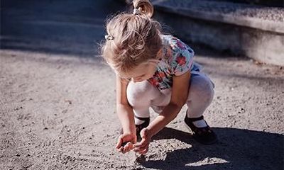 2019年腊月二十八出生五行缺金女孩如何起名？有何讲究？