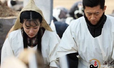 梦见别人穿丧服进我们家