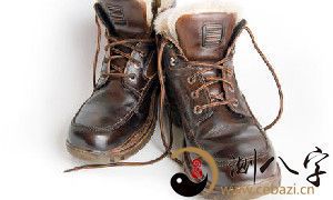 梦到皮靴上面有泥擦下去