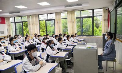 梦见教室里挤满了人