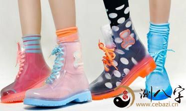 梦到穿雨靴