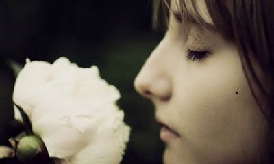 女人眉毛有痣代表什么意思