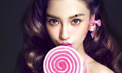 女人左眼眉毛里有痣