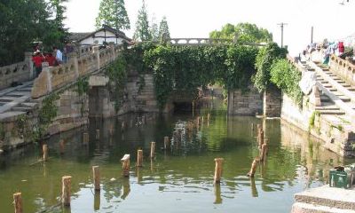 女命日柱坐正官正财（女命正官在日柱看老公）