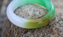 开光的玉洗澡可以佩戴吗（玉不开光能带吗）