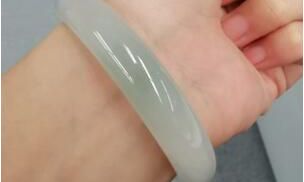 开光玉坠能戴在衣服外面吗（玉吊坠怎样开光）