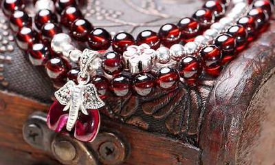 石榴石手链穿几颗转运珠（石榴石跟转运珠怎么穿好看）
