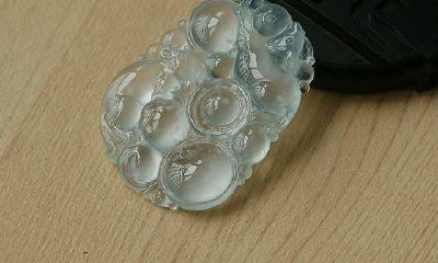 属猴的女孩戴什么玉（属猴的佩戴什么玉最好）