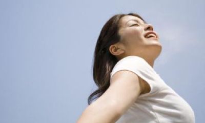 梦见自己忍不住笑个不停（梦见自己放声大笑）