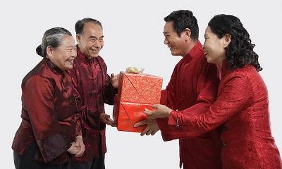 梦到给同学朋友送礼物（梦到初中同学送我礼物）