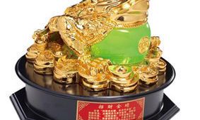 家里招财摆件玉白菜和金蟾哪个好（玉白菜金蟾怎么摆放招财）