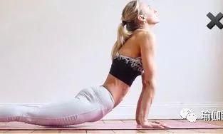 下犬到四柱到平板到上犬转换（从四柱到上犬式的过程）