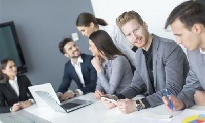 属鸡卯时出生的女孩命运如何（属鸡时辰出生的命运）