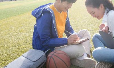 属鸡男人不爱你的表现（属鸡男喜欢哪种女人）