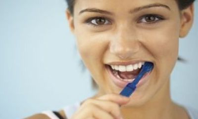 梦到牙齿掉了还有血是什么意思（梦到自己牙齿掉了一颗）