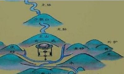 三面环山的风水格局叫（四面环水的风水好不好）