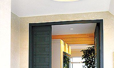 别墅大院大门风水布局（庭院大门风水）