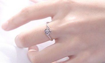 女生戴戒指招财是戴哪只手（女人戒指戴哪个手指招财）