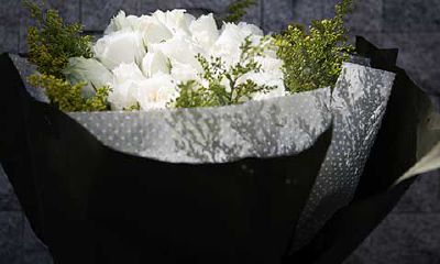 梦见已故的奶奶又办丧事（梦见与已故奶奶拥抱放声大哭）