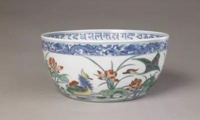 斗彩开光折枝莲花纹罐（日柱与时柱相同）