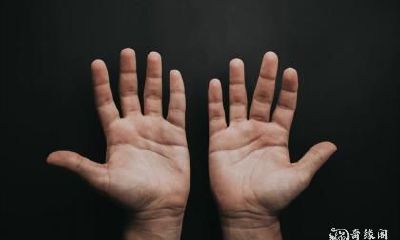 男性右手中指和无名指中间有痣，是否意味着中指和无名指长度相等对健康有何影响？