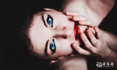 命运不佳的女性：拥有凹陷天庭的悲惨故事，以及脚底凹陷男人的命运揭秘