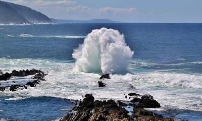 在山脊上建房子是否符合规范和安全要求？针对山脊地形的建房可行性分析及相关考虑