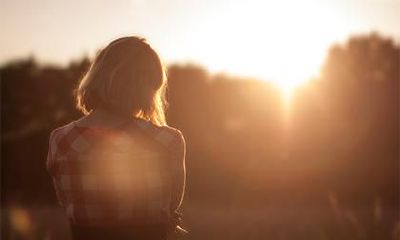 外貌特征为上唇纤薄、下唇饱满的女性，是否具备情感顺畅的优势？