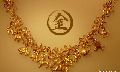 八字喜土金人群应佩戴何种饰品更为合适？以金命喜土为主的人是否适合选择土属性饰品？