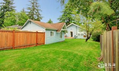 在农村中，院墙的西北角留有小门是否有益？另外，家居装饰中什么物品最能带来好运？