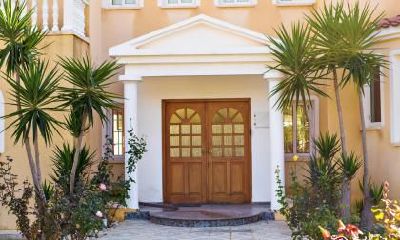 根据传统风水理论，门朝向西方的房屋会带来哪些影响？西门的朝向会影响居住者的命运吗？