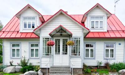 在选择房屋时，哪一侧靠山更加优越？如何在靠山房屋的不同楼层中做出正确的选择？